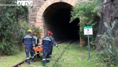 Un equipo de bomberos de Lumbrales realizando una práctica de rescate en El Camino de Hierro